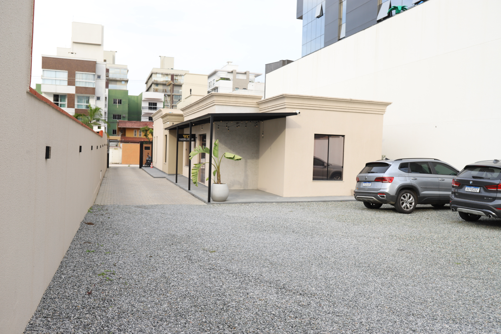 Entrada lateral da sede VANTERO_CO