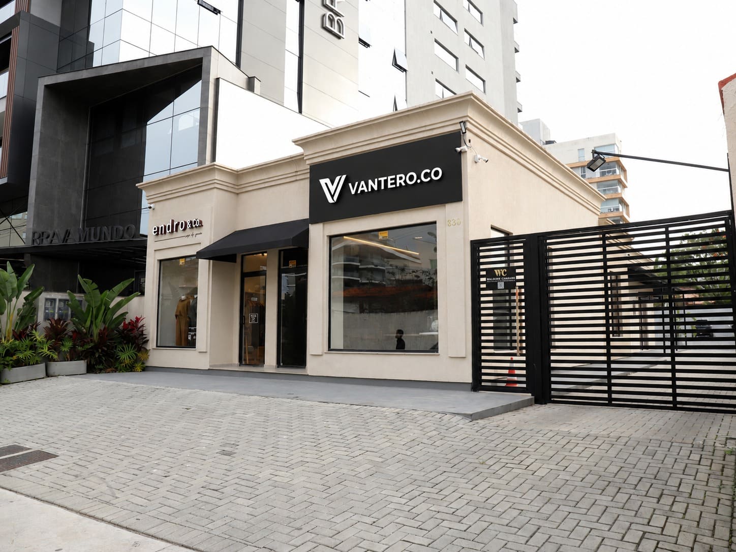 Fachada da sede VANTERO_CO na Praia Brava